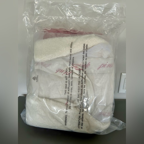 Victoria's Secret Begonia Pink Sherpa Blanket & Faux Shearling Tote Set - NEW - Picture 7 of 7